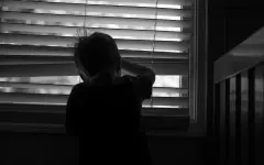 Голодный годовалый малыш съел таракана и умер в США