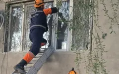 В Кызылорде спасатели предотвратили ЧП в квартире с запертым ребенком