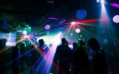 В элитном клубе Алматы задержали сотрудника за сбыт гашиша