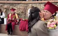 Будь легендой: казахстанка пришла на вручение диплома к маме и покорила Казнет