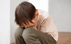 Ребенок разучился ходить: мужчина целый год держал запертым в фургоне девятилетнего сына