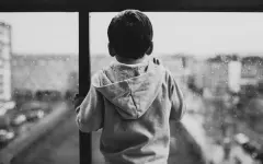 Тушил сигареты и пытался оживить током: отчим до смерти замучил младенца