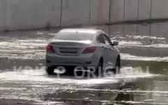 В Алматы водитель устроил заезд по водному каналу