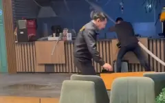 Посетители бросились в огонь и спасли ТРЦ от пожара в Алматы – экшн видео