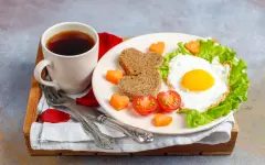 Гастроэнтеролог назвала вредные завтраки, вызывающие вздутие и проблемы с ЖКТ