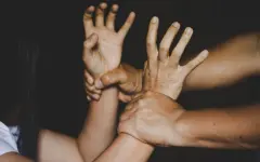 Схватил его за шею: мужчина напал на ребенка в Караганде