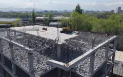 Недостроенное пятиэтажное здание сносят в Алматы по решению суда