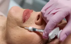 Косметологи без лицензий попали под проверку в Уральске