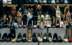 Толпа устроила жесткую давку ради бесплатной обуви и еды в Усть-Каменогорске