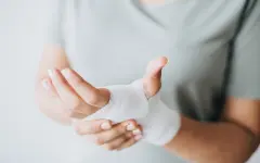 Ген Альцгеймера ослабляет костную ткань: женщины в группе риска