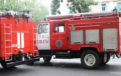 Пожарные машины не могли проехать к горящему дому в Астане