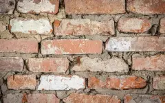 Заброшенный дом в Актобе держит в напряжении целый район