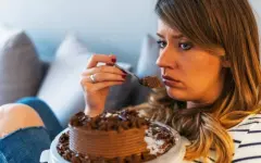 Чем лучше заедать стресс — советы нутрициолога