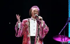 Президент поздравил художественного руководителя ансамбля «Ялла» Фарруха Закирова