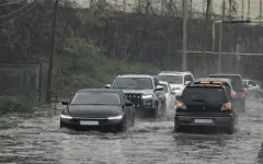Алматинцы потребовали выдать им лодки: город ушел под воду после дождя