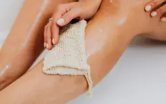 Врач объяснил, почему даже членам семьи нельзя мыться одной мочалкой