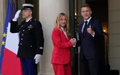 Эммануэль: приветствие Макрона Джорджи Мелони сравнили с французской мелодрамой