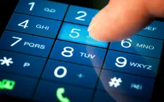 ФСБ получила право досматривать гаджеты на въезде в Россию