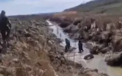 Двое подростков увязли в болоте в Караганде