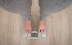 Не переедаешь, но толстеешь? Ученые нашли неожиданную причину