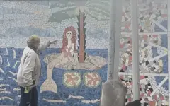 Пенсионерка из Караганды создает мозаики из старого кафеля