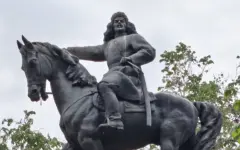 В Алматы нашли памятник Амангельды Иманову с лицом Ленина