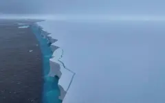 Разрушился крупнейший в мире айсберг