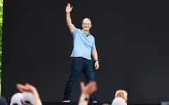 Тим Кук меняет должность в Apple