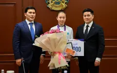 Ербол Мырзабосынов наградил чемпионку мира по таеквондо Айым Серикбаеву