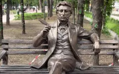 На улице Пушкина в Алматы установили скульптуру поэта и персонажей его произведений