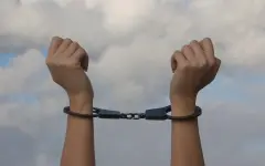 Казахстанка жестоко убила знакомого, спрятала его труп под кроватью и ушла на работу