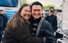 Эмоции через край: ярая фанатка устроила представление на случайной встрече с Торегали Тореали