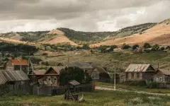 Группа туристов таинственно исчезла после рыбалки у заброшенной деревни