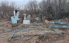 Надгробные памятники и оградки воровали и сдавали в пункт приема металла в Астане