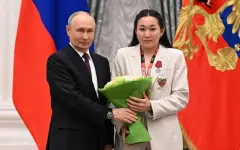 Путин наградил казахскую боксершу из Омска орденом «За заслуги перед Отечеством»
