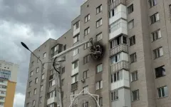 Пожарные эвакуируют жителей многоэтажного дома в Астане