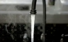 В водопроводной воде могут сохраняться вирусы и паразиты – врач