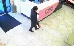 А вдруг я кого-то убил?: мужчина с газовым ключом ворвался в салон и напугал персонал в Алматы