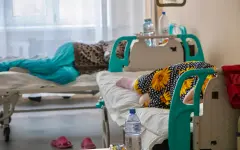 Мужчина напал на пенсионерку на остановке в Алматы – женщину перевели в частную клинику