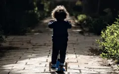 Обещала кольцо: попытка похищения ребенка попала на видео в Актобе