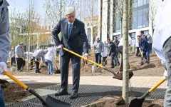 Токаев посадил дерево в столичном парке «Самал»