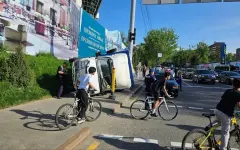 Грузовик с мусором опрокинулся в Алматы: водитель уходил от столкновения