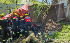 Грузовик без тормозов вылетел на территорию клуба в горах Алматы