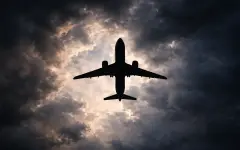 Пассажиры пострадали из-за загоревшегося двигателя самолета