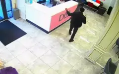 Мужчина с окровавленными руками пугал алматинцев