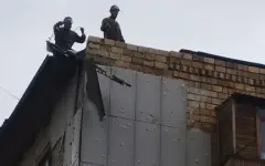 Ветер в Карагандинской области снес дымовую трубу, дома и школа остались без кровли