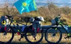 На велосипедах из Алматы до столицы Малайзии доехала семейная пара