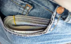 На границе могут изъять деньги: сколько наличных можно вывезти из Казахстана