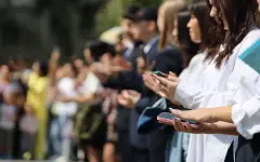 За смартфоны учеников на уроках предлагают штрафовать школы, а не только родителей