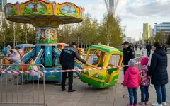 В Астане объяснили падение кабины с детьми на карусели